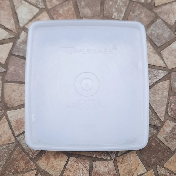 Vintage Tupperware Sandwich Keeper Food Storage Container - Picture 1 of 4
